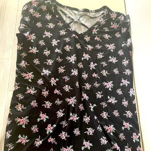 ⭐️5/$25 Woman’s size Large Joe Boxer Vneck black & pink floral Tshirt